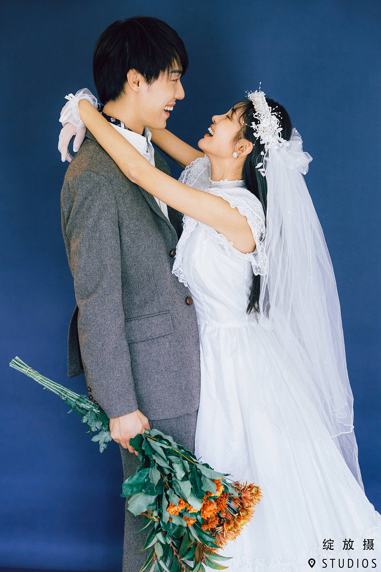 氛围感绝佳的室内轻复古婚纱照