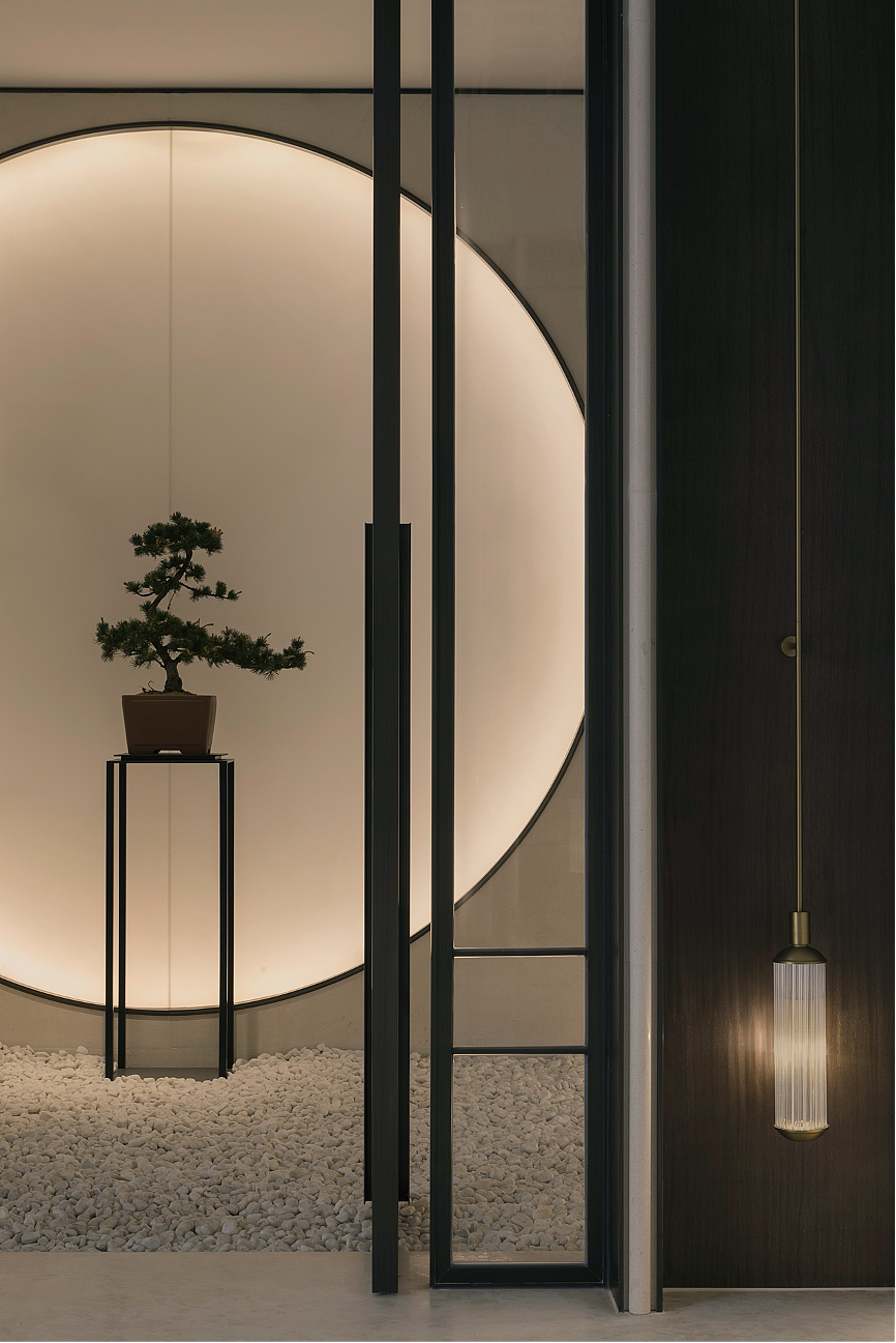 为这都是我们印象中对于东方美学最直接的联想;再比如一条长长的走廊,加上线性的发光造型,就有了时间和空间上的变化,层叠排开,每一重都似乎饱含了一些未知的内容。
For example, with backlight, a round concave shape of the wall will look like a full moon or a luminous moon door, this is the impression of the most direct association of oriental aesthetics; another example is, a long corridor with linear gleaming shape can create a kind of cascading change from time and space that seems to contain something unknown.<br>