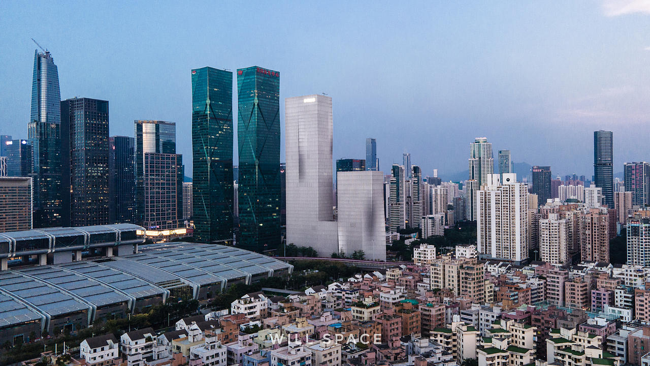 一整面褶叠墙缓缓扭出一条优美的曲线,形成大厦入口,引导着人们进入。