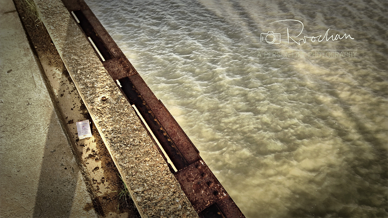 海南岛解放后,为了行车安全,限制过桥车辆载重不得超过10吨,只准单向行驶,大客车要落客过桥。