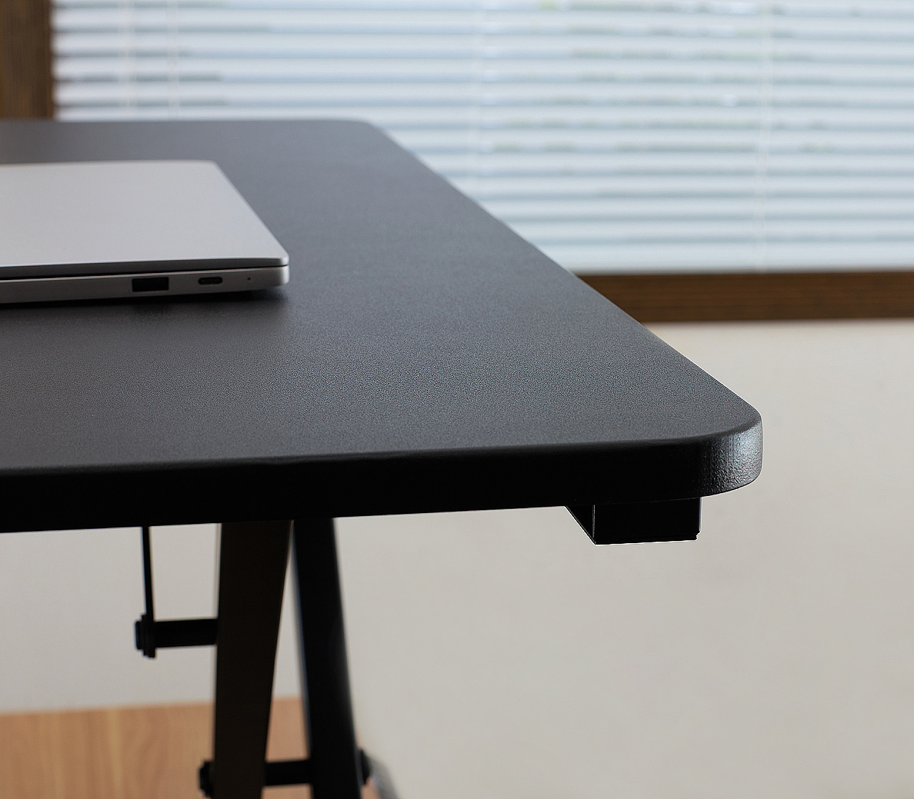 室内空间静物摄影 手动折叠桌办公书桌 电脑桌场景拍摄（图ZMTQ5NDkzMTI4） - 产品摄影 - 站酷设计师环游旅拍机构原创素材 - 站酷ZCOOL