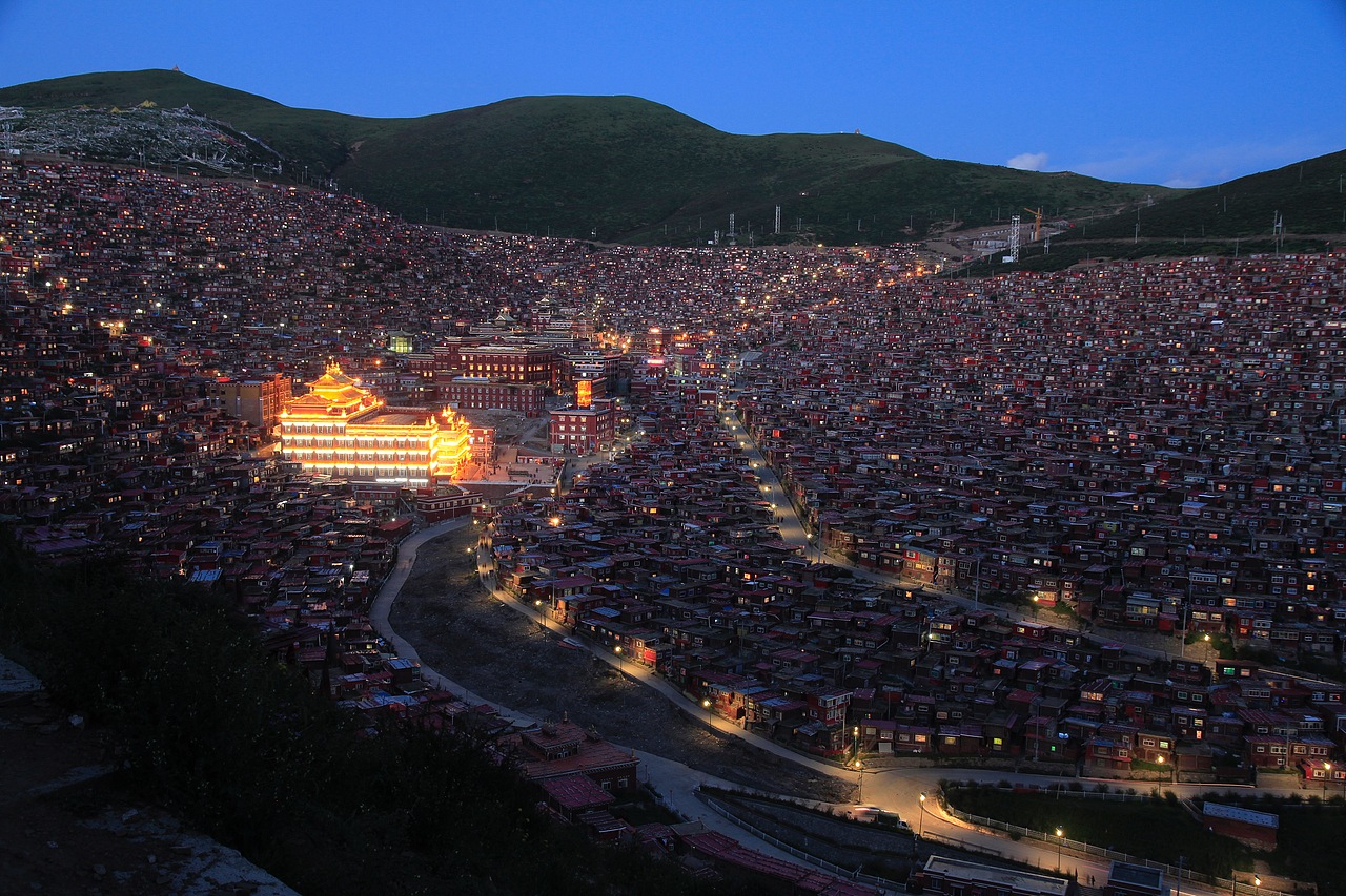 红彻天际的佛教圣地