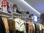 浦北县圣宝龙男装货架KM铁艺木制饰品展示架