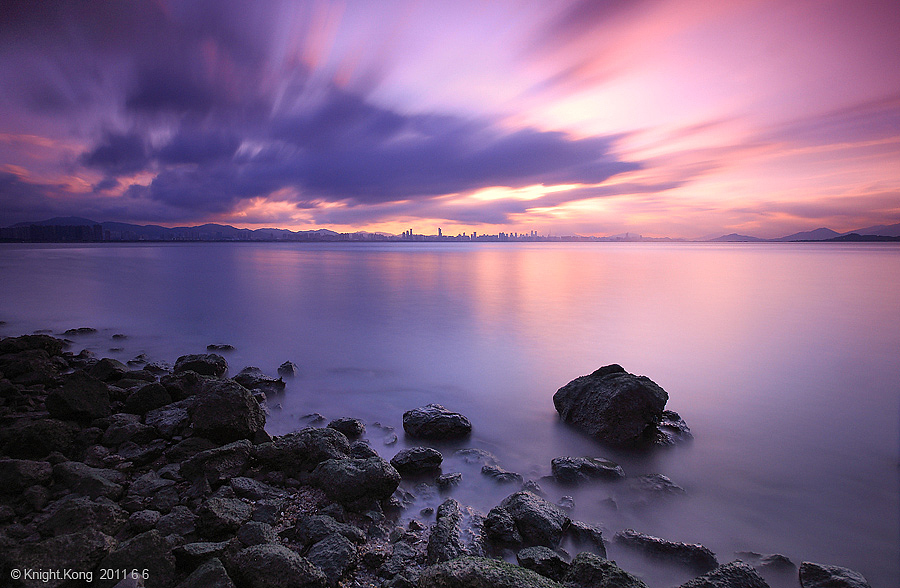 端午节那天,4点就起来了,结果一看天很黑,继续睡觉,5点再次起来,发现天已经很蓝了,糟糕太迟了!跑到海边太阳都快出来了,被云给遮挡了!为了营造静谧,和云彩的动感,使用了ND镜,放慢了快门速度拍下此片!