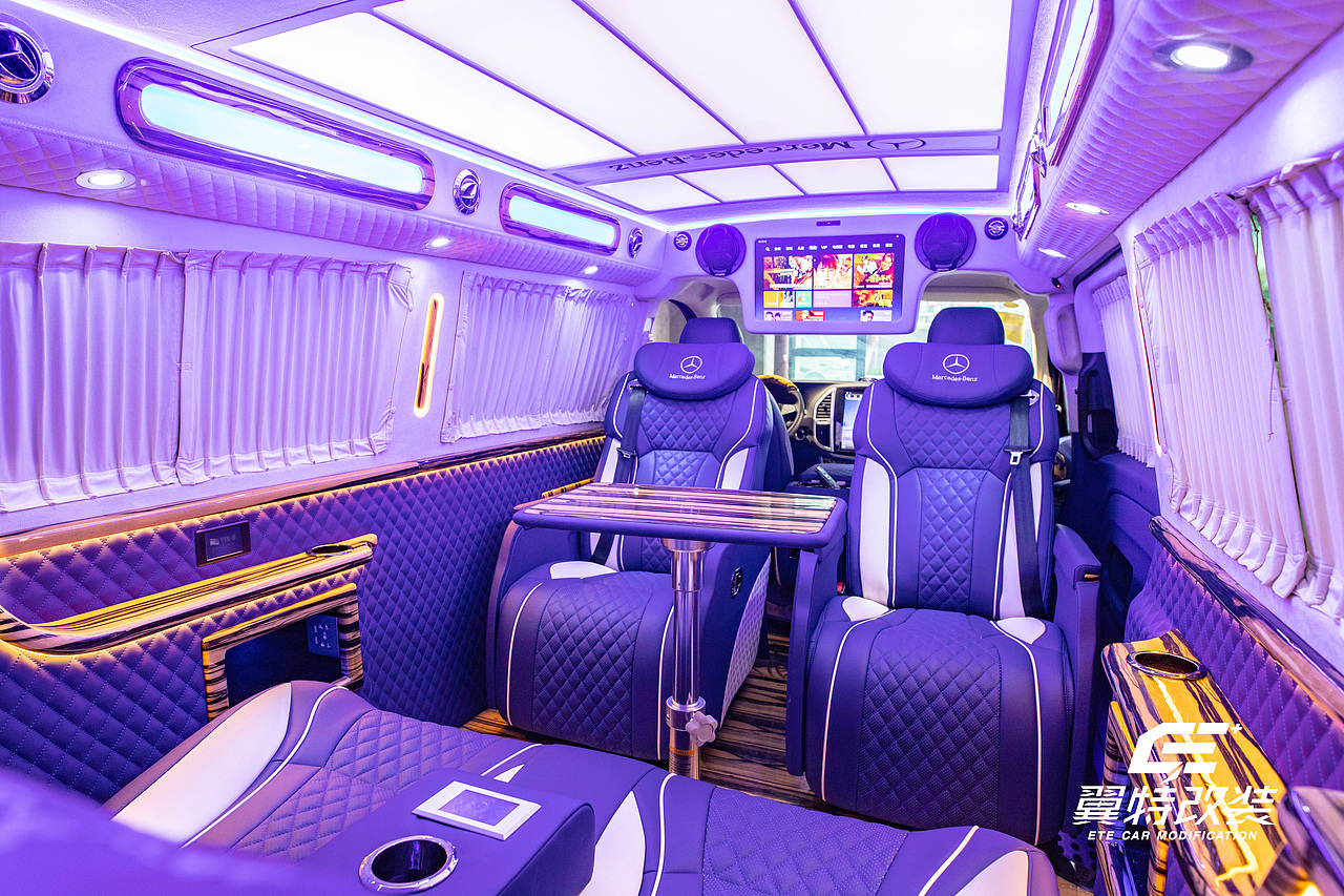 奔驰高顶威霆内饰