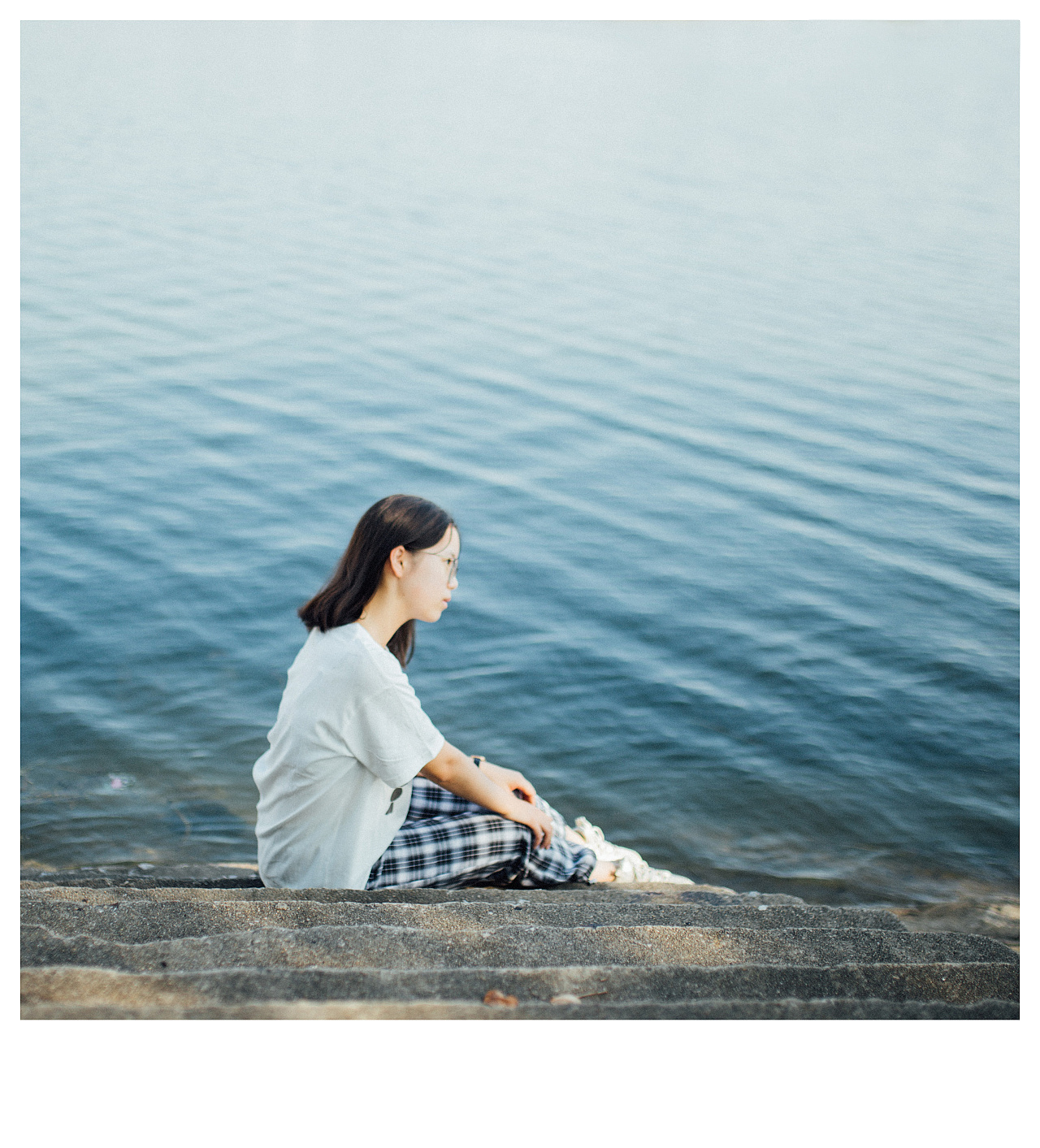 眼神略带忧郁的小女孩