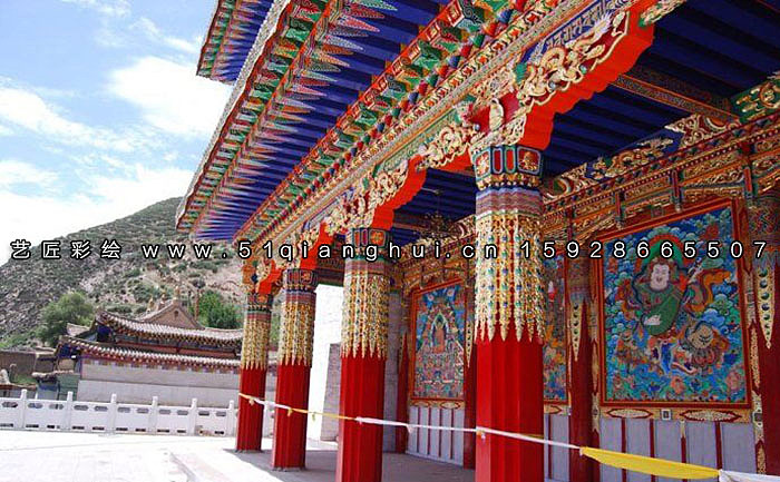 【藏族寺庙外部 柱子和梁坊部位的油漆彩画】