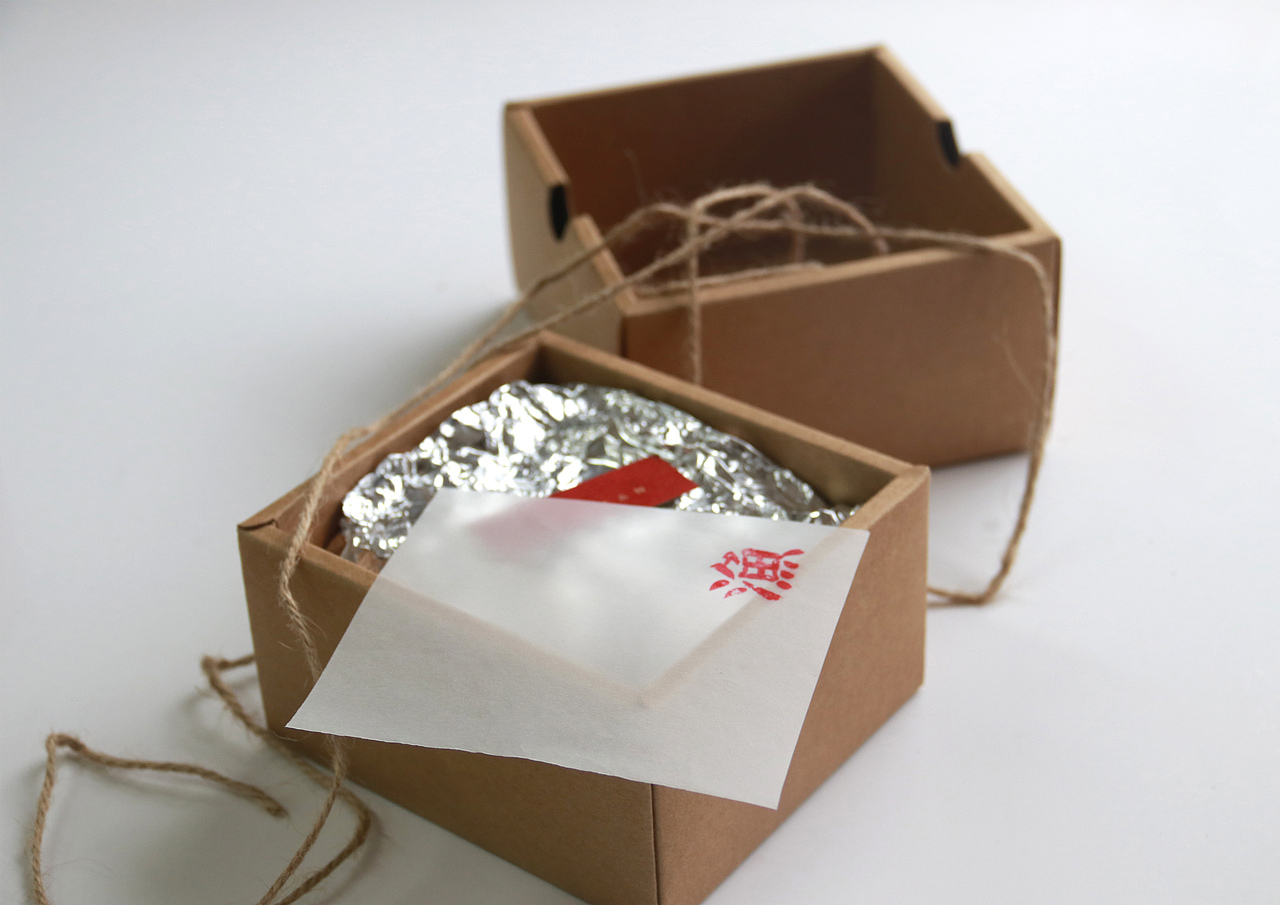 用锡箔纸将产品进行简易的包装,这样既能保护产品,又能与产品自身的