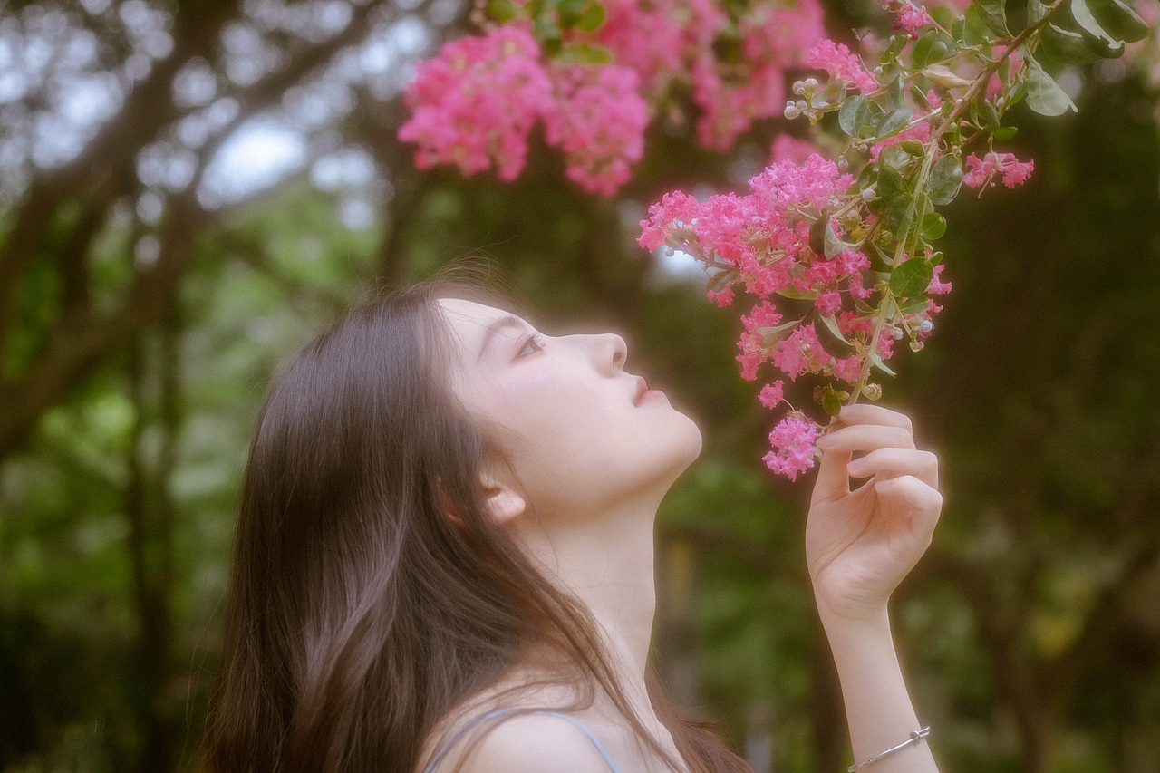 "我可以送你花嗎"（圖ZMjcwMDIyMDQ0） - 人像攝影 - 站酷設(shè)計(jì)師隱秘呼吸的灰原創(chuàng)素材 - 站酷ZCOOL