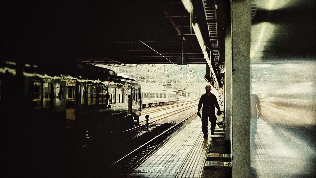 铁轨通往哪里我不知道,
路人来自哪里我不知道。<br>我只知道这个国度,<br>有我惦念的人。<br>