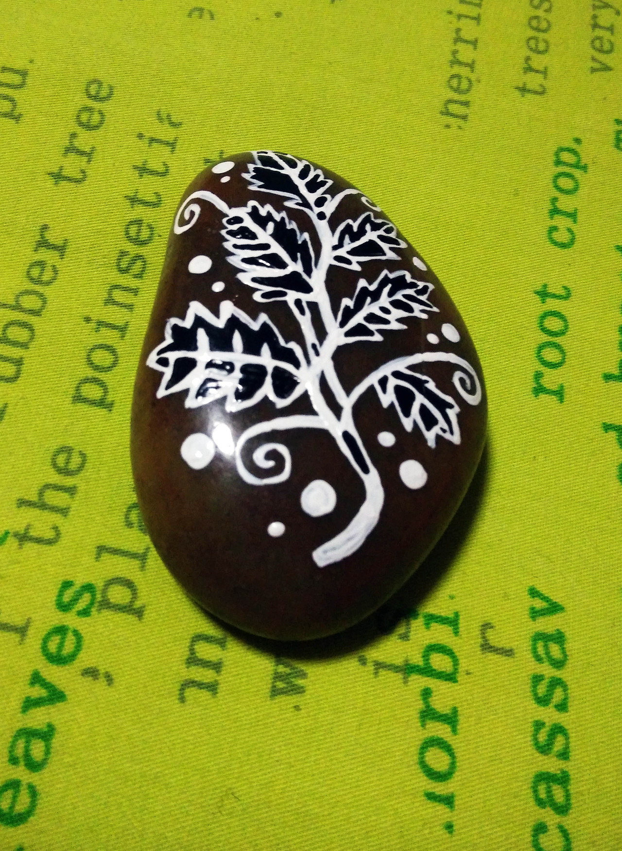 小手套的石头画