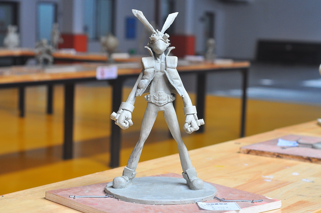 我自己没怎么拍多些角度图，这张还是老师拍的，自己感觉做的挺挫，居然被老师选中作为学院收藏.......