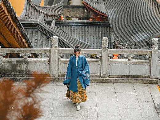 汉服拍摄丨“ 是 你 来 晚 了 ”