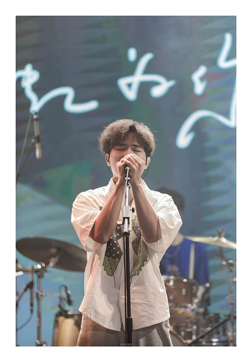 乐队演出摇滚打羽毛球乐队成立暨解散即兴演出余影随行青年艺术家画像