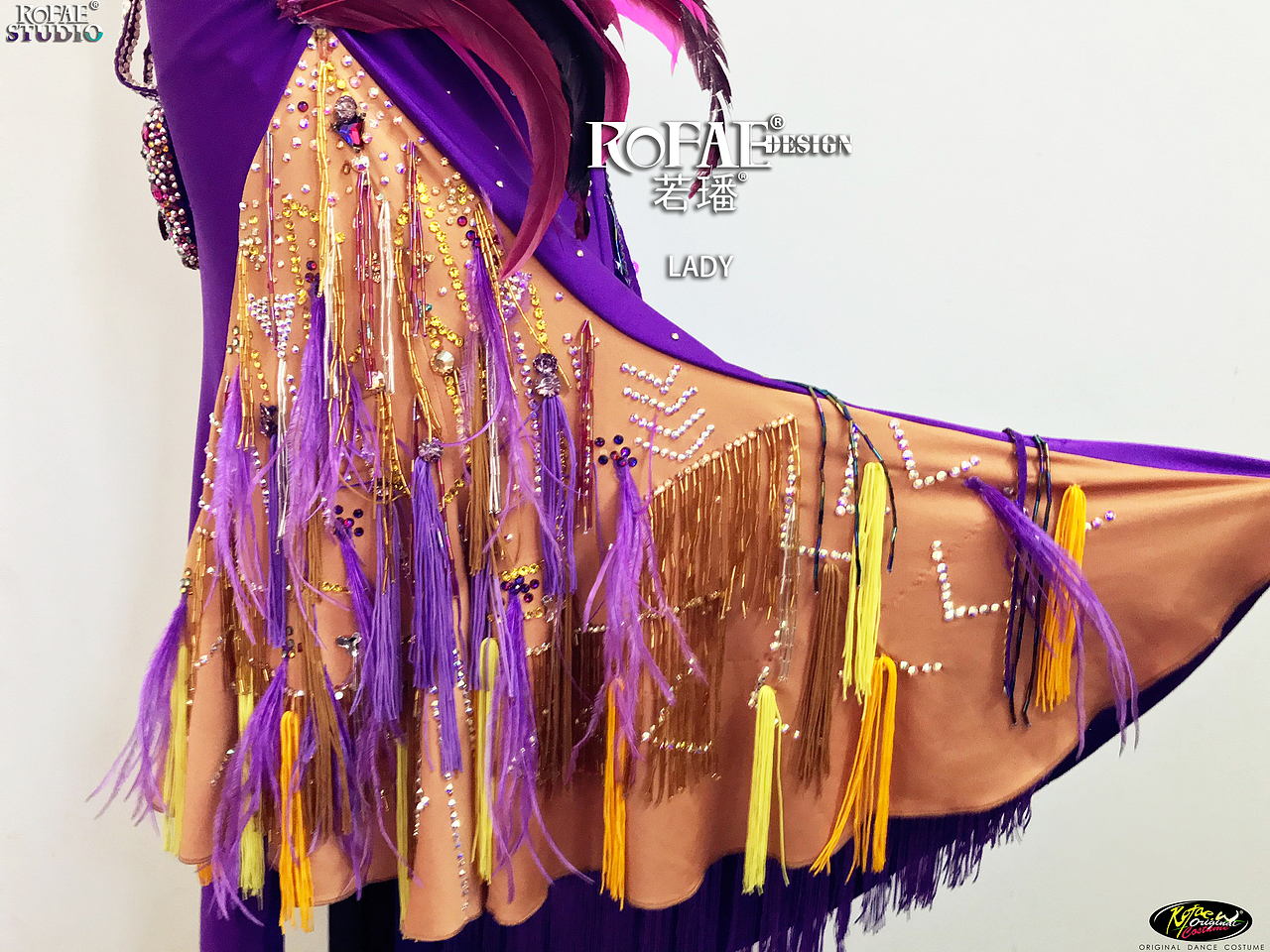 侧面隐藏在裙摆中的细节