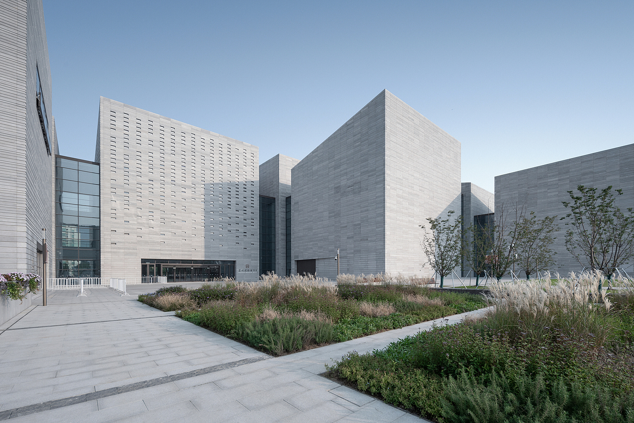 西馆着重打造一个以几何立方体组合,小体量的建筑集群的结构形式