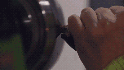 ▲ 荣获“好手活儿”称号的老鱼正在给投食鸡做眼睛。