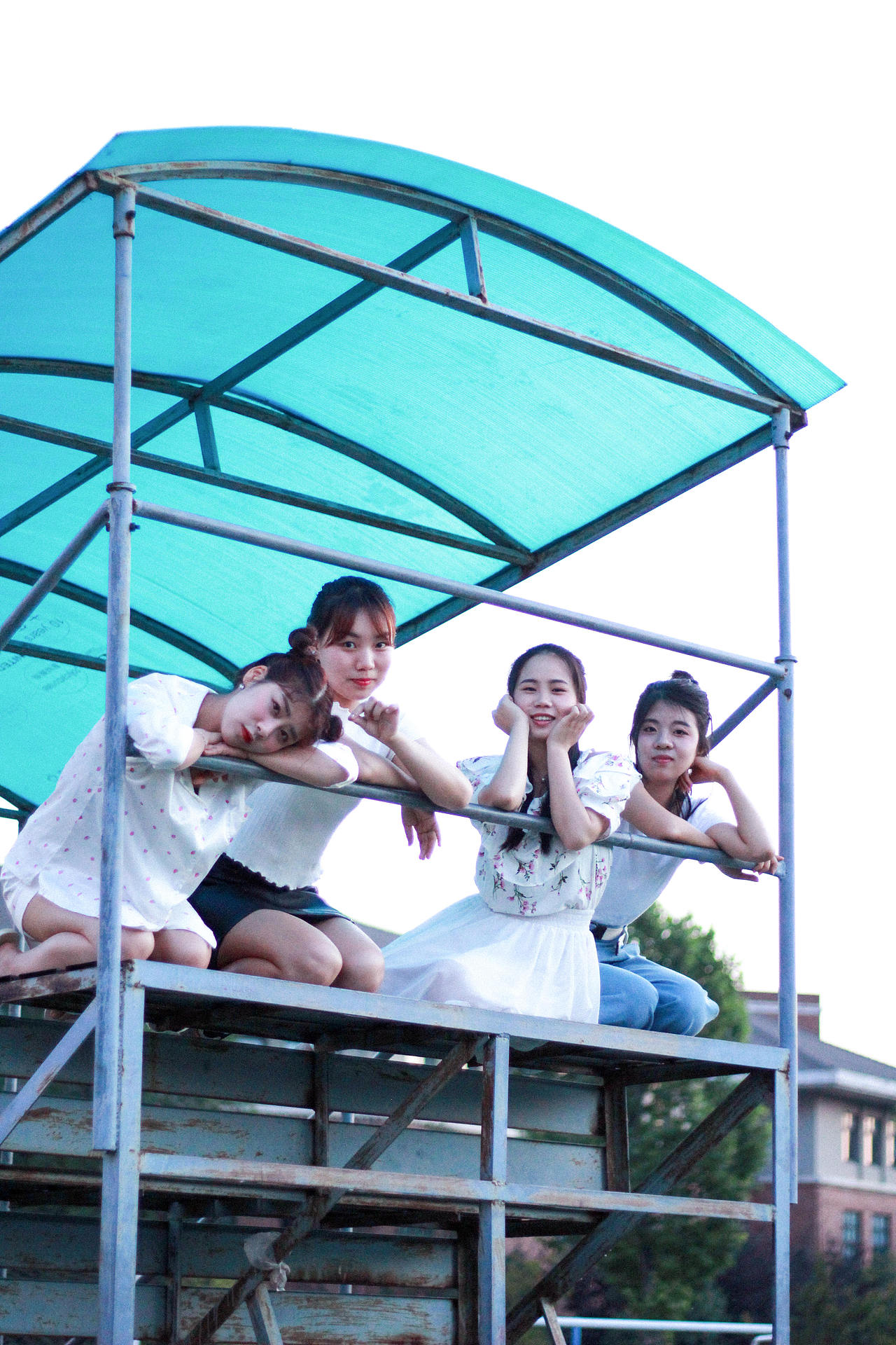 毕业季-操场姐妹花（图ZMTIxMzc1NjI0） - 人像摄影 - 站酷设计师猎人十三原创素材 - 站酷ZCOOL