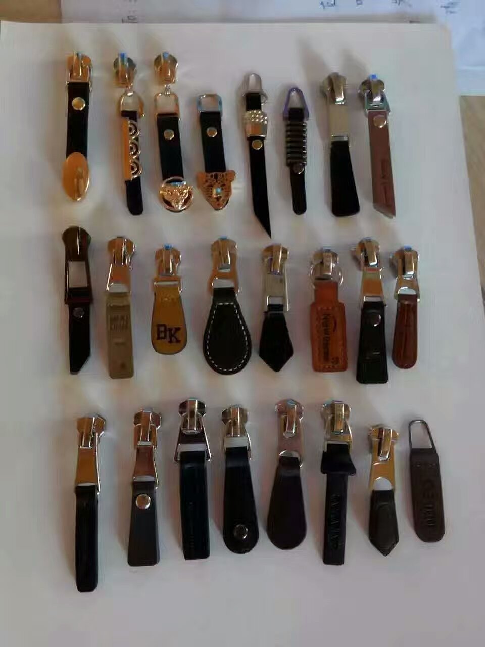 压铸拉头logo皮革拉片订做商标拉攀厂家订制创意拉链头