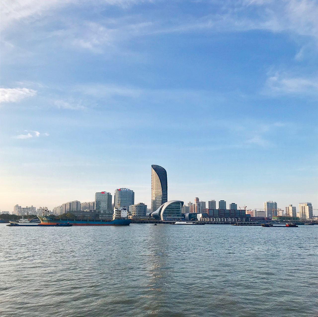 好看有形的建筑碰到这样蓝蓝的天，绝了！