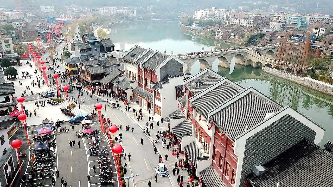 醴陵享有"瓷城"美誉，是举世闻名的釉下五彩瓷原产地。我们尝试用釉下五彩瓷描述了一幅艺术作品，作品的主题便是有着800多年历史的吴楚要冲、交通要津——醴陵渌江桥。
桥旁，我们想做一间民宿。