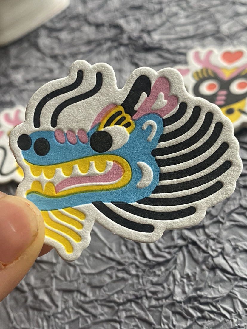 联名国内知名设计师推龙的活版印刷纸徽章与冰箱贴
