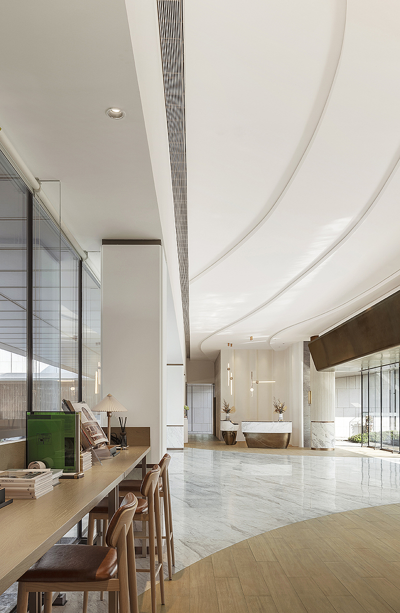 在此基础上，造型感强烈的接待台与艺术吊灯、彩绘涂鸦家居摆件别出心裁的点缀，在舒缓的空间节奏中跳跃出来，创造出“进入”时的空间记忆点。
<br>（五）<br>咖啡博物馆<br>打造未来社区第三空间