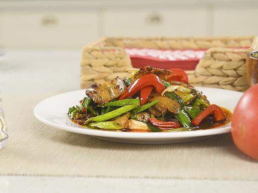 彩椒回锅肉，入口浓香肥而不腻，男同胞最爱