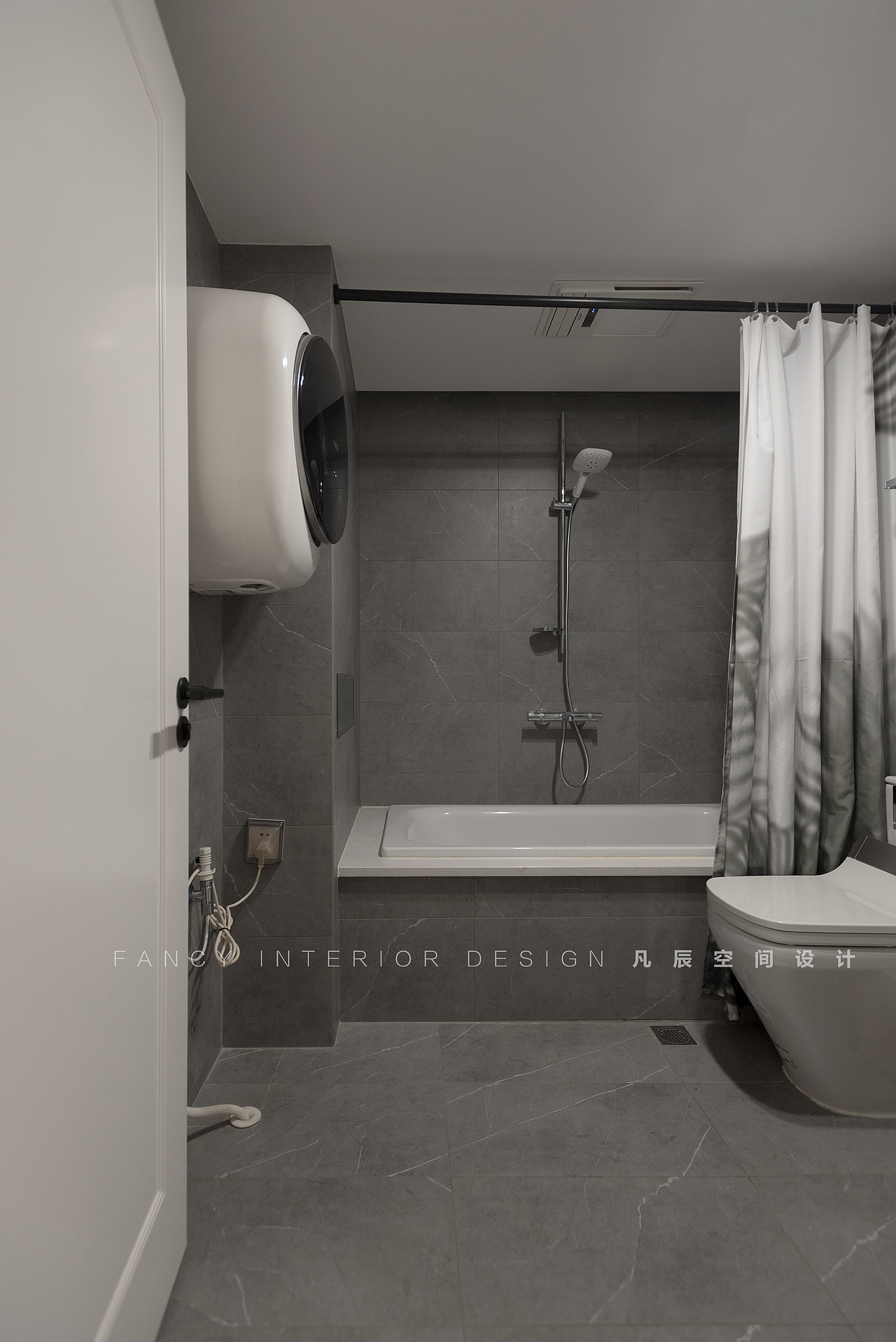 屋主的需求就是必须要有浴缸,在主卫安排上了浴缸。墙面和地面选用了同一款带纹路的水泥砖,防滑好打理,同时小的mini壁挂洗衣机放在了这里,小朋友的衣物与大人的分开还是比较安全卫生的。