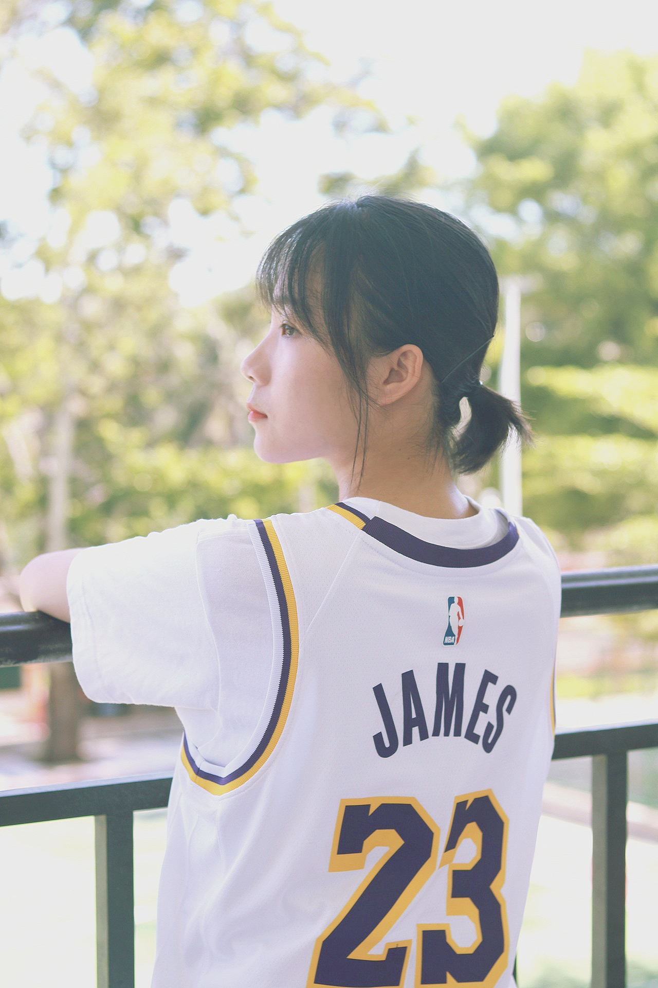 篮球女孩穿篮球服去拍照吧