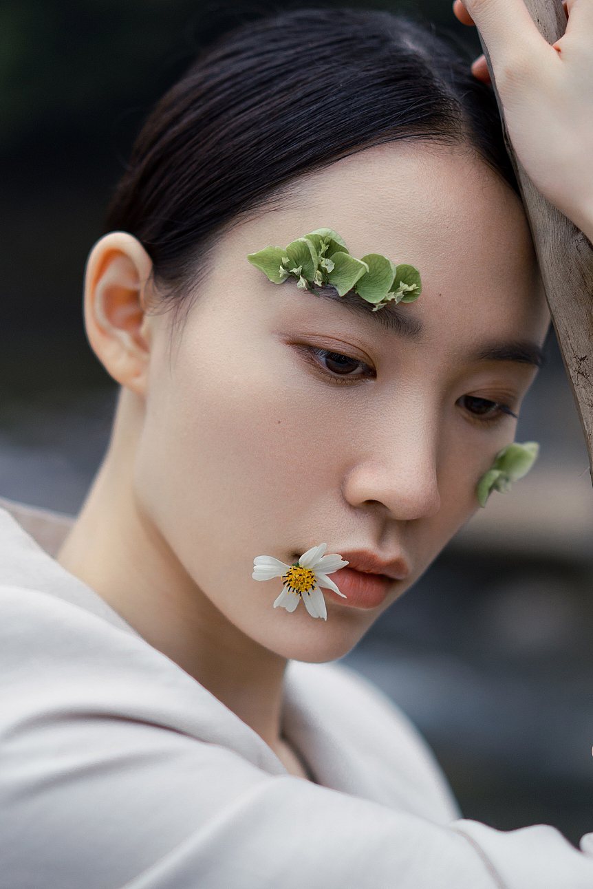 那雨日散于岩与溪之间的孤葵