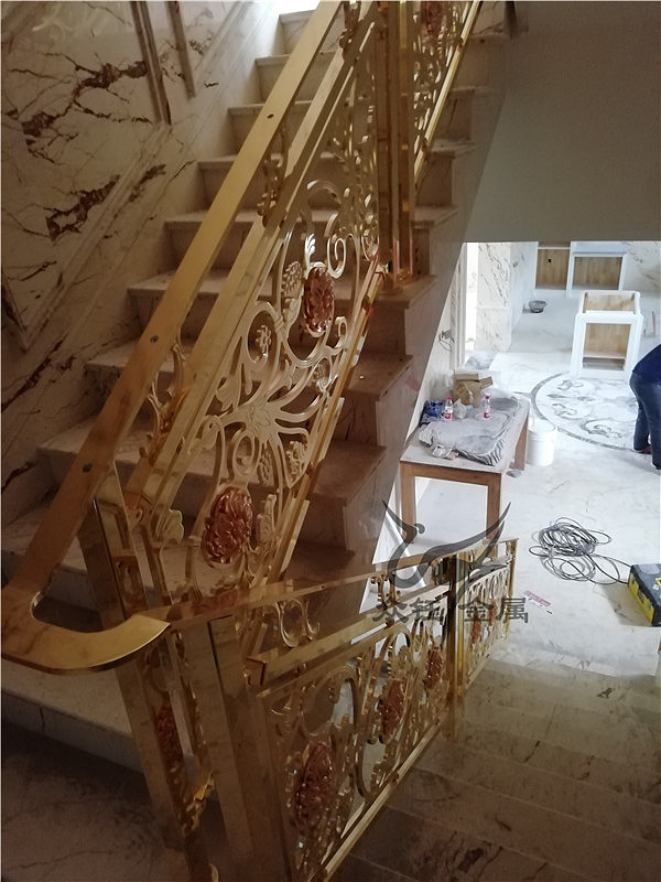 金色铝艺雕花搭配白玉扶手 高大上