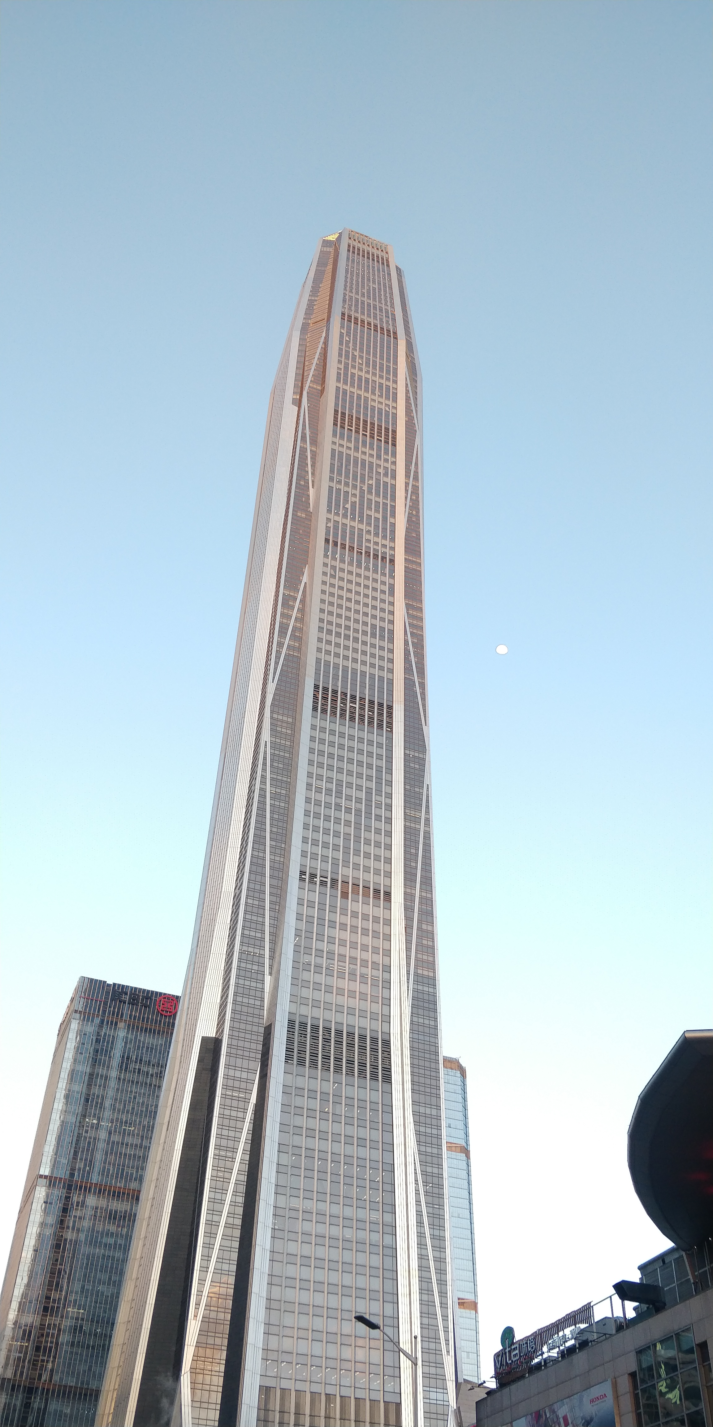 世界第九高楼深圳平安金融中心大厦:总高度5925米,主体高度5555米