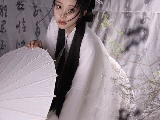 “柳叶🍃不及你眉眼半分温柔”汉服写真