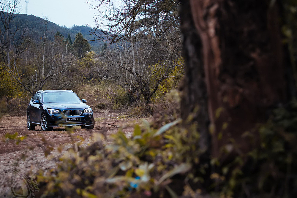 BMW New X1行走在湿冷的冬季
