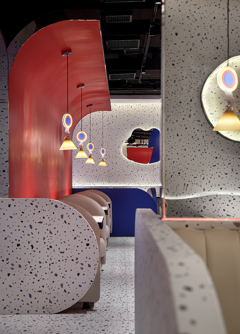 蛙来哒·餐厅设计,红与蓝的碰撞,餐厅秒变情绪空间