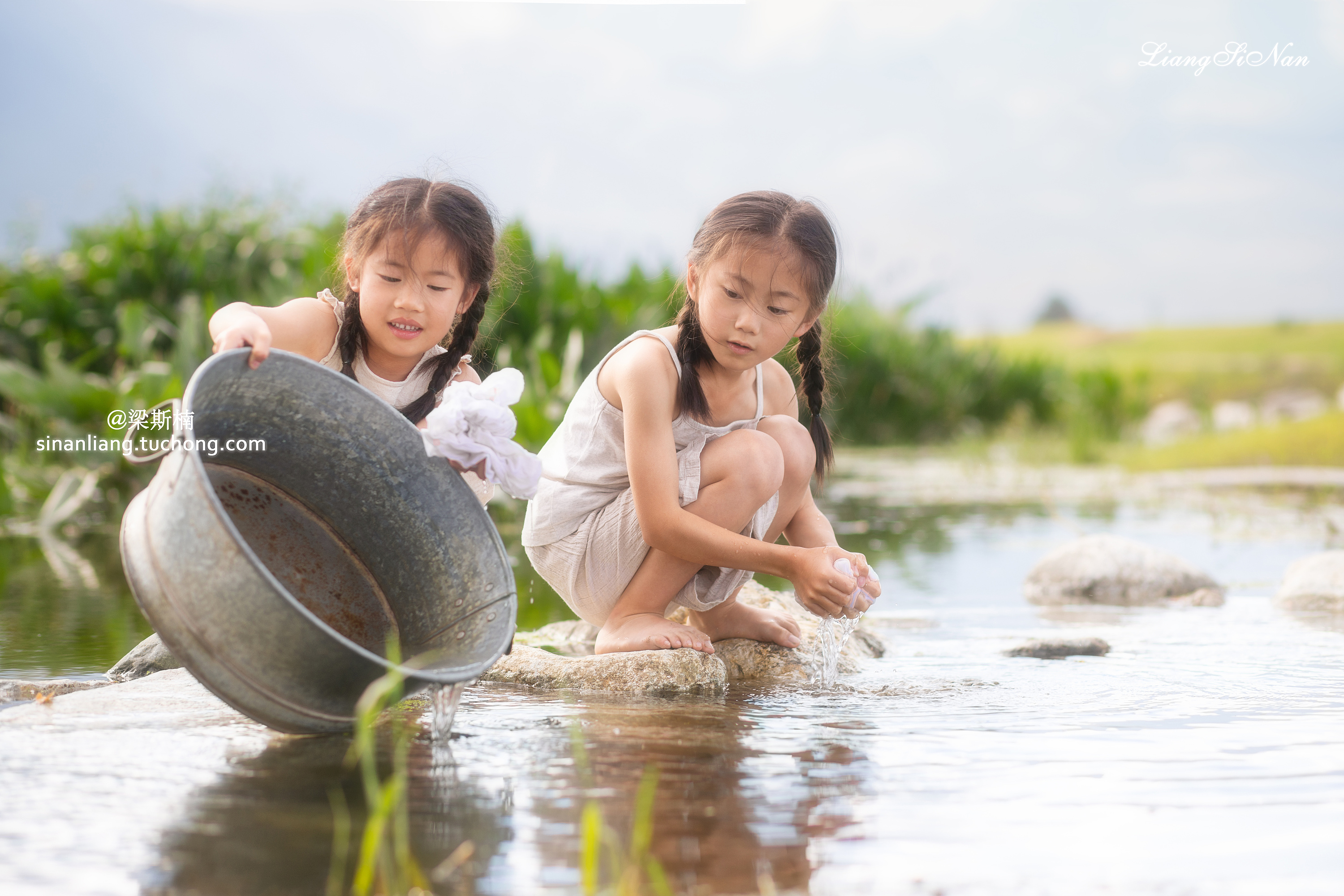 洗衣服的小女孩