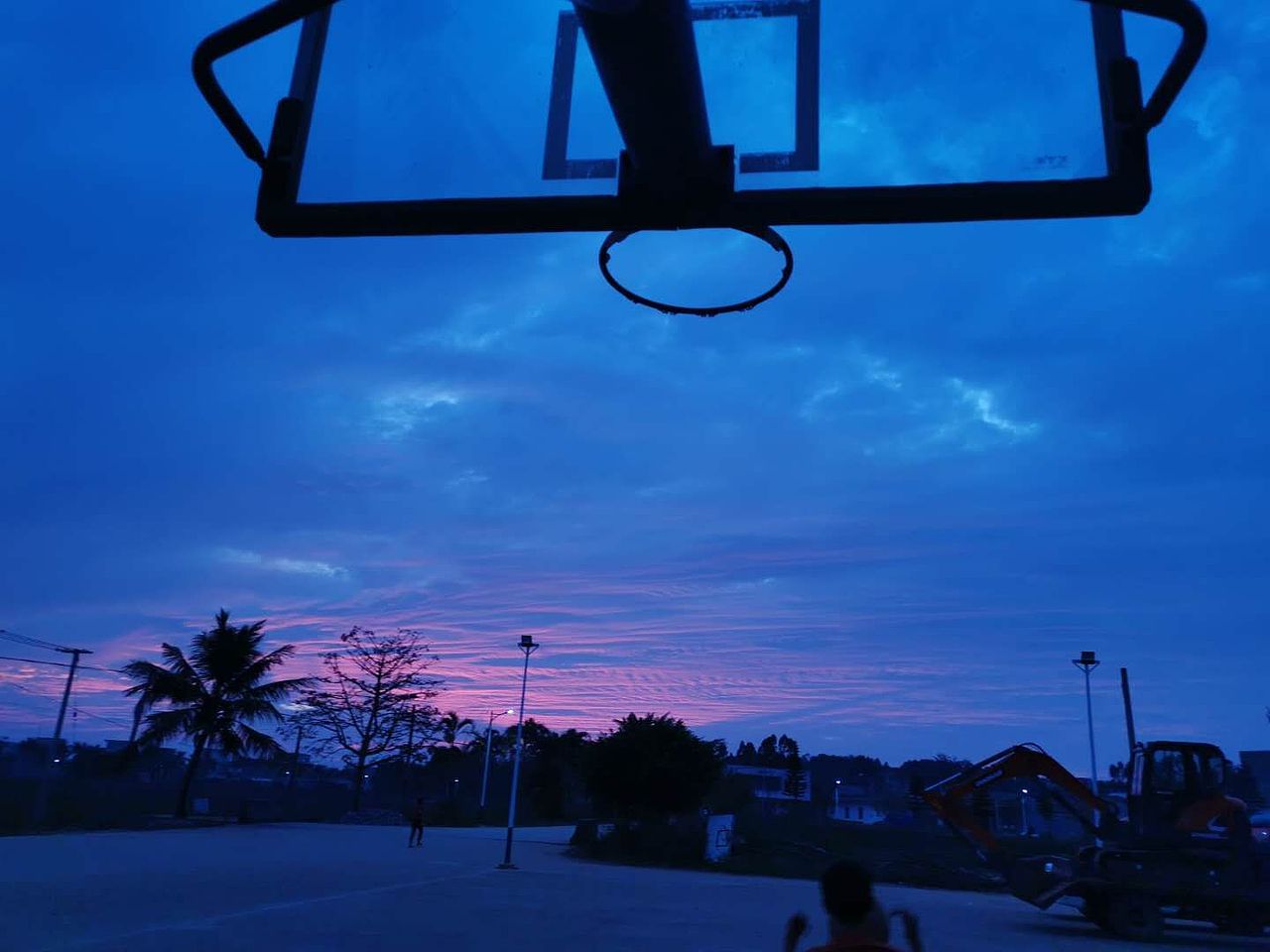 篮球框下的日落摄影