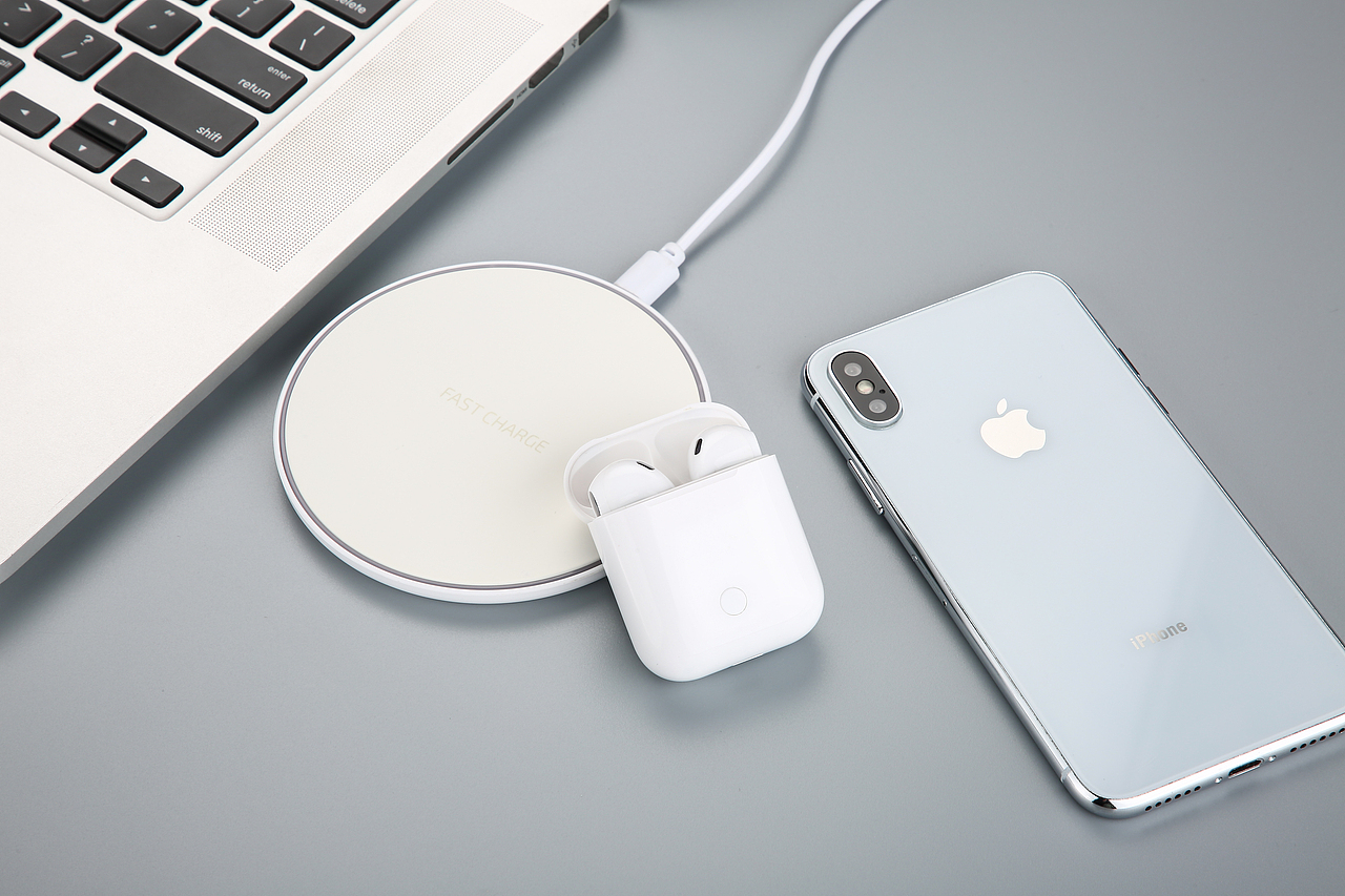 耳机和无线充电器~