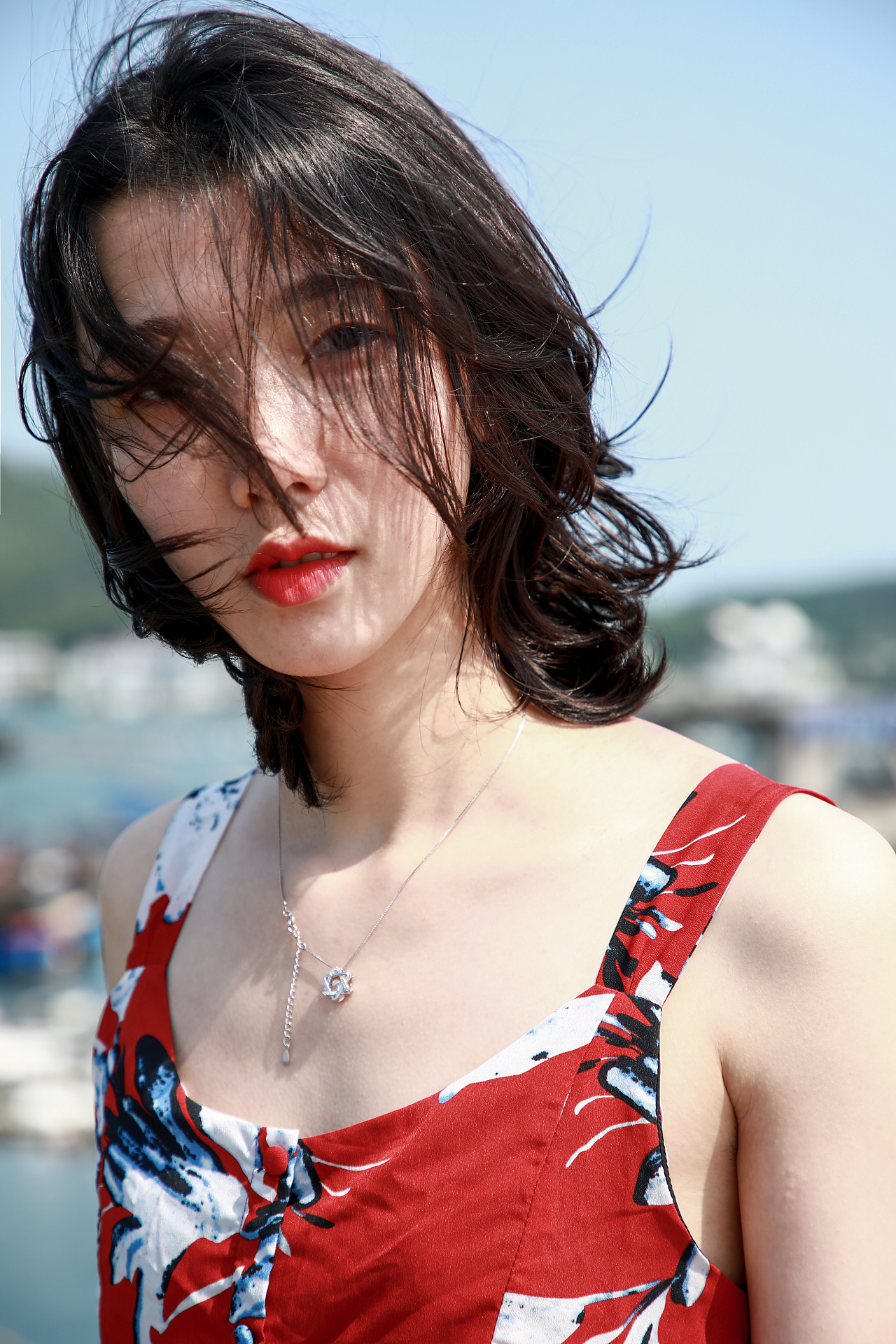 让青春吹动你的长发。