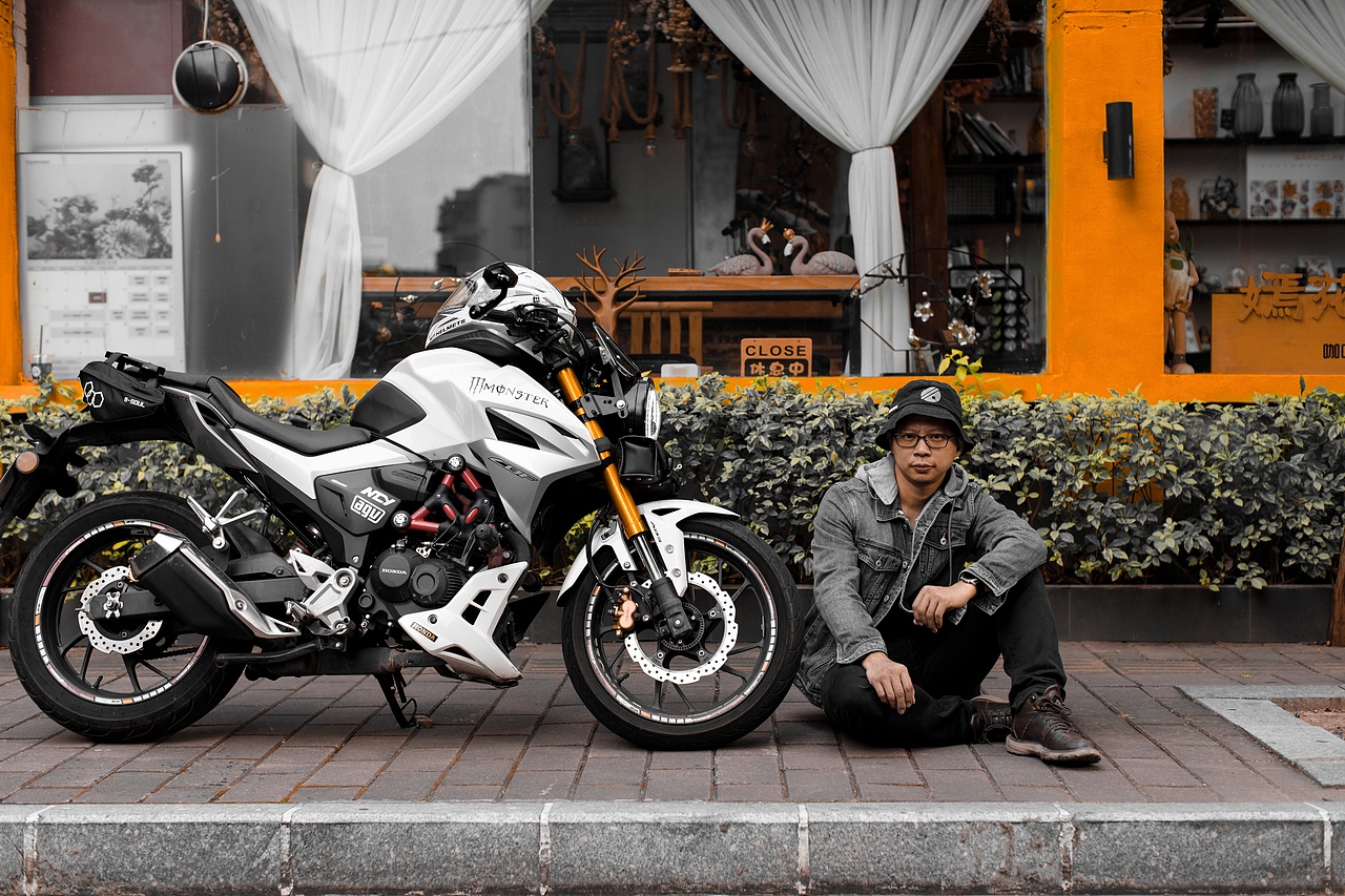 分享收藏火刃绿茵园港风街车造型微温暖冬机车党机车摩托车街拍牛仔服