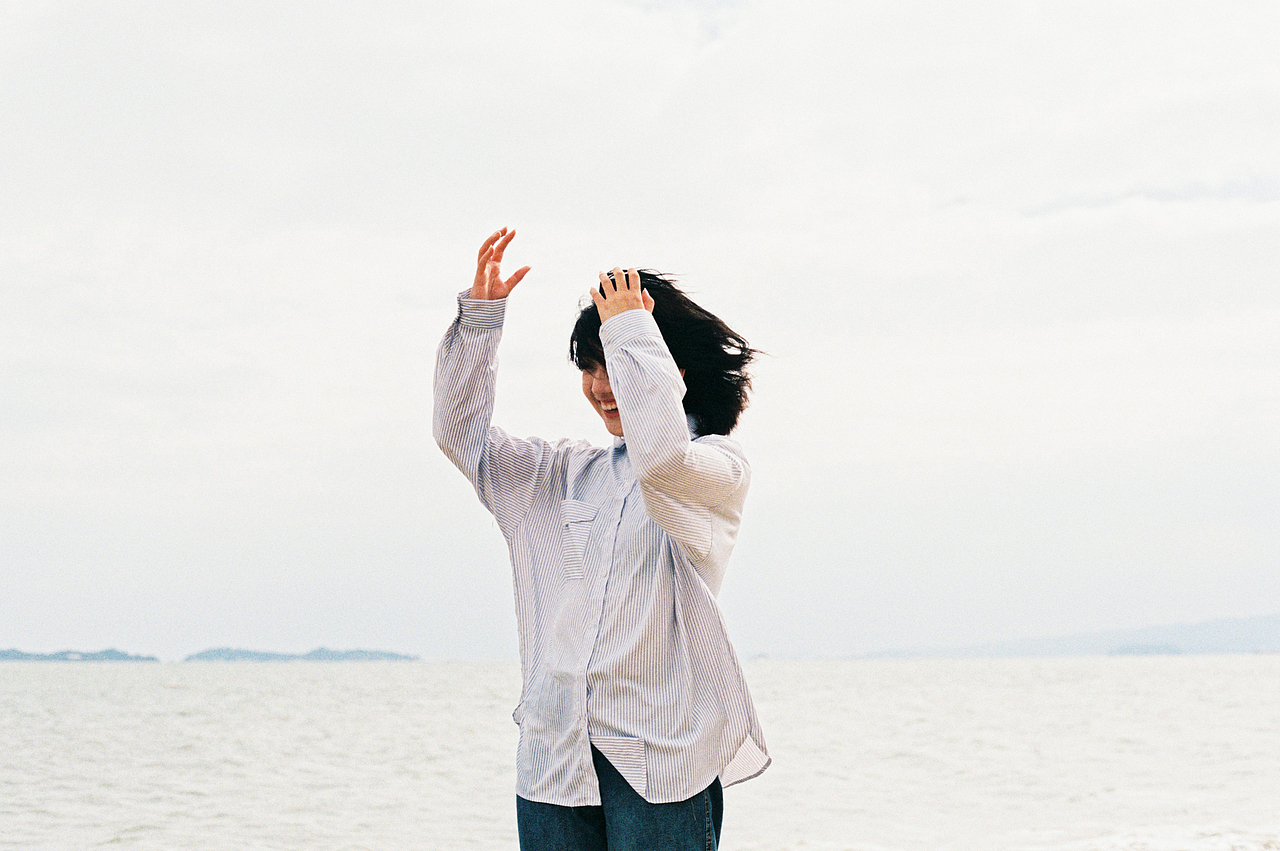 阴天 海边和她（图ZMjkyMTg4MDQ0） - 人像摄影 - 站酷设计师一屋桉园原创素材 - 站酷ZCOOL