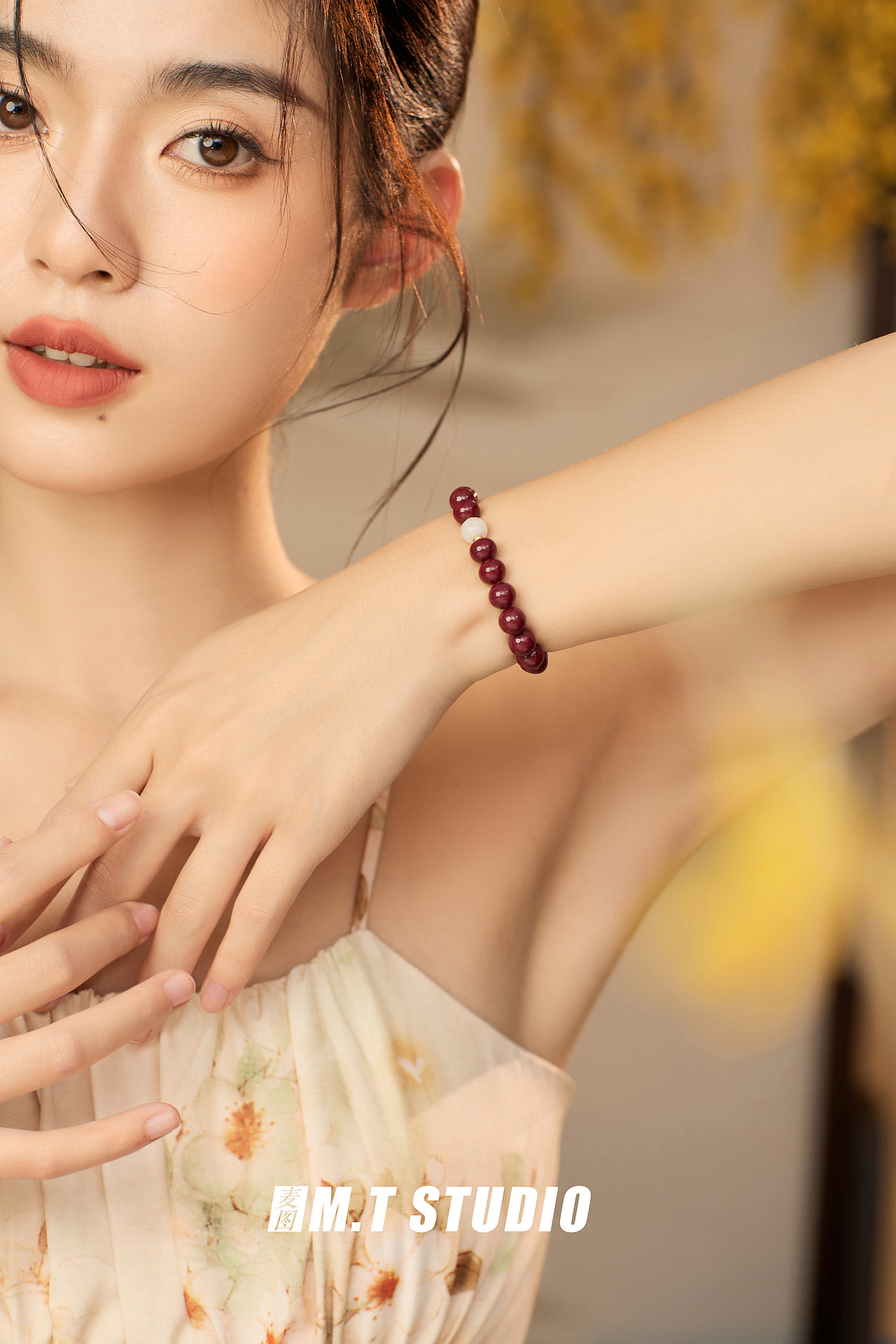 产品拍摄 珠宝饰品模特拍摄 银千惠饰品模特拍照 古风（图ZMzQ4OTc1NzQ4） - 产品摄影 - 站酷设计师义乌麦图摄影官网原创素材 - 站酷ZCOOL