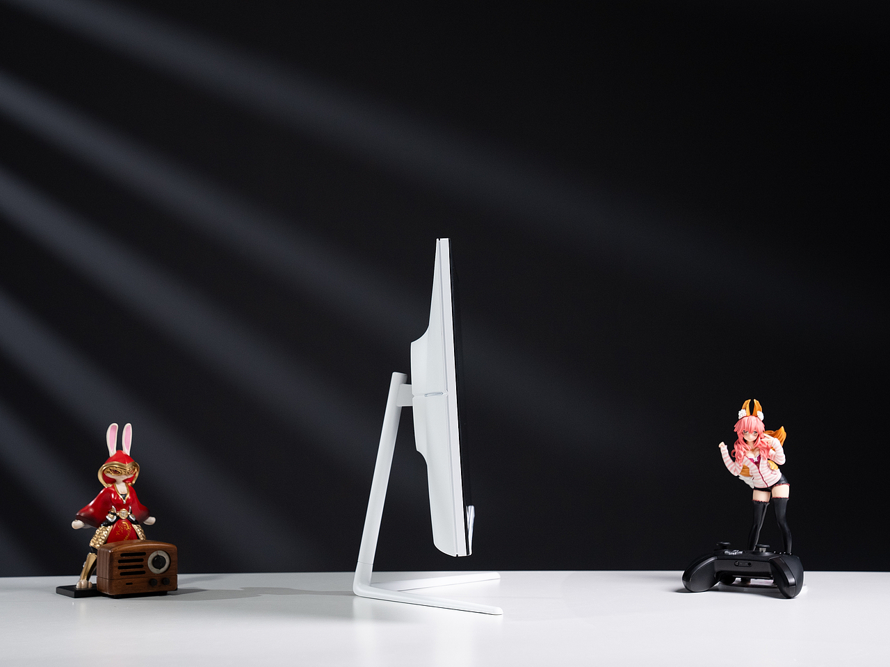 纯白色电竞显示器