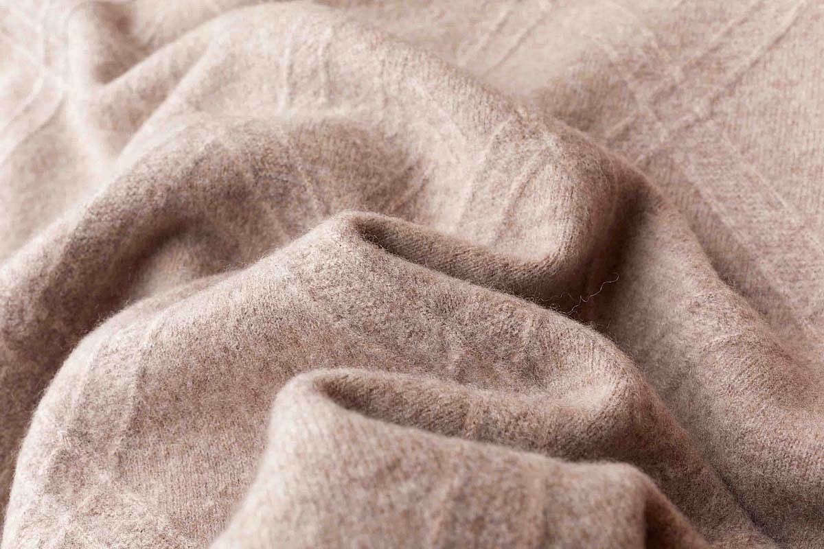 毛衫平铺挂拍 毛衣场景拍摄 羊毛衫静物拍照片（图ZMzIyNzE4MzMy） - 产品摄影 - 站酷设计师影际摄影原创素材 - 站酷ZCOOL