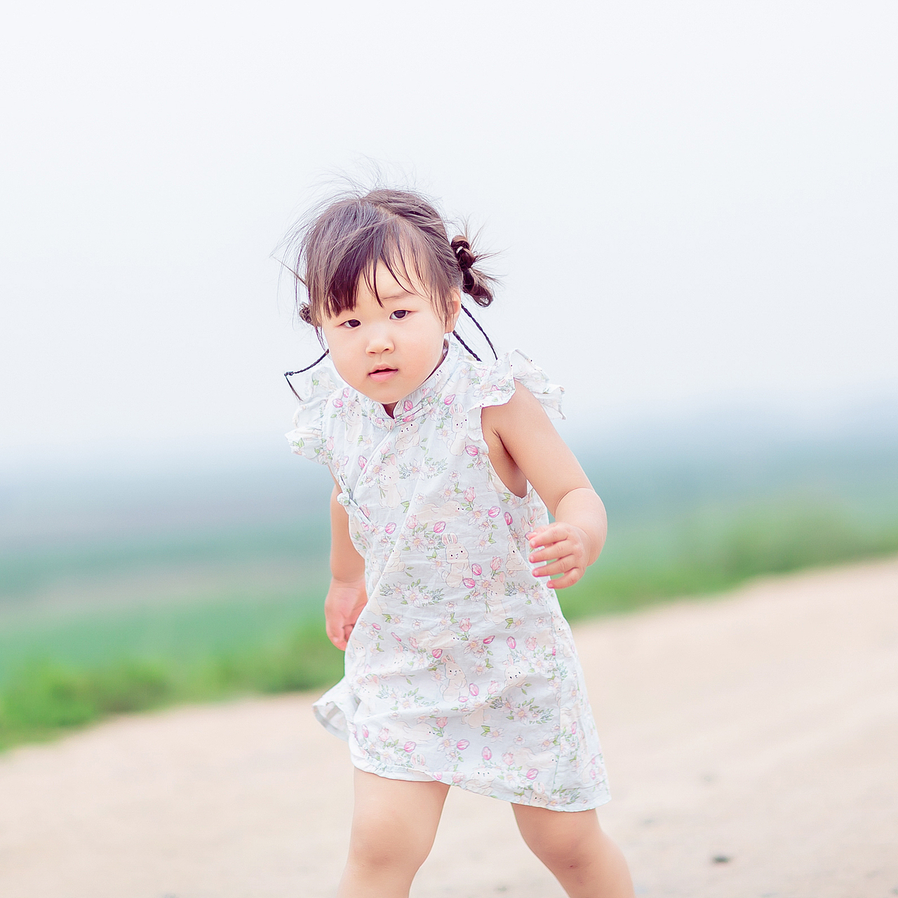 小女孩的可爱真是让人心都化了