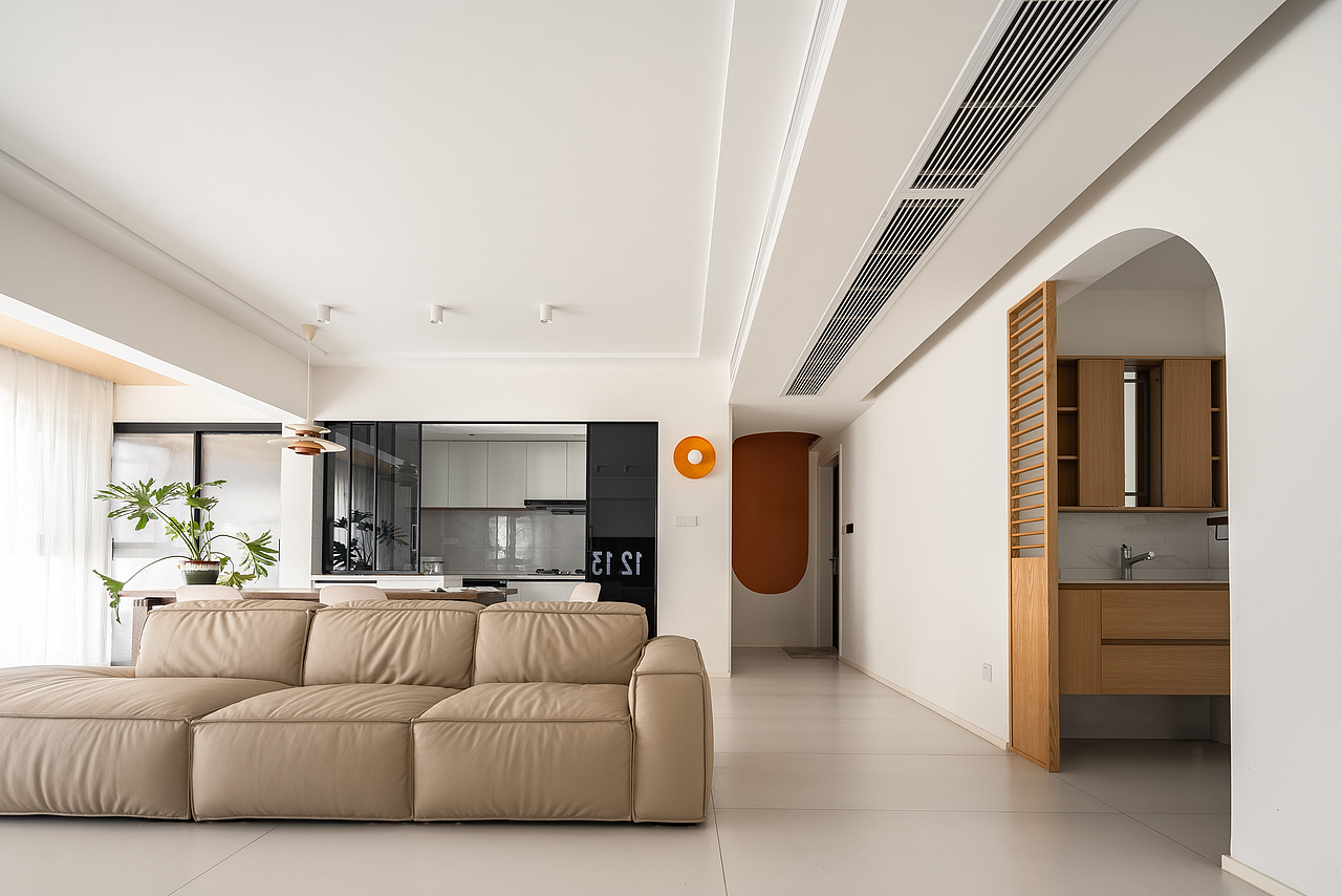 真皮沙发、无主灯处理顶面,各处线条的有序呼应,高度尺寸的统一把控,这些是做简约风格必须要考究的一些细节。用家具、材质本身的造型、质感和空间尺度的呼应来点缀空间,做到既实用又美观,不落窠臼的无形设计,让空间更加耐看。