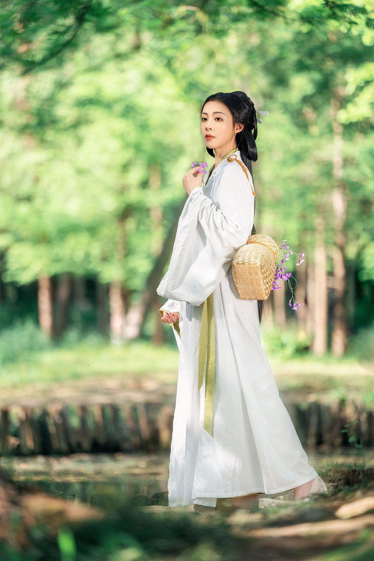 采撷草花幽泉谷