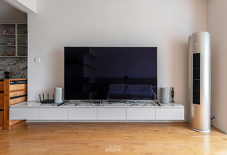 原木+水泥组合太酷了,餐厨一体+转角柜布局显大又通透