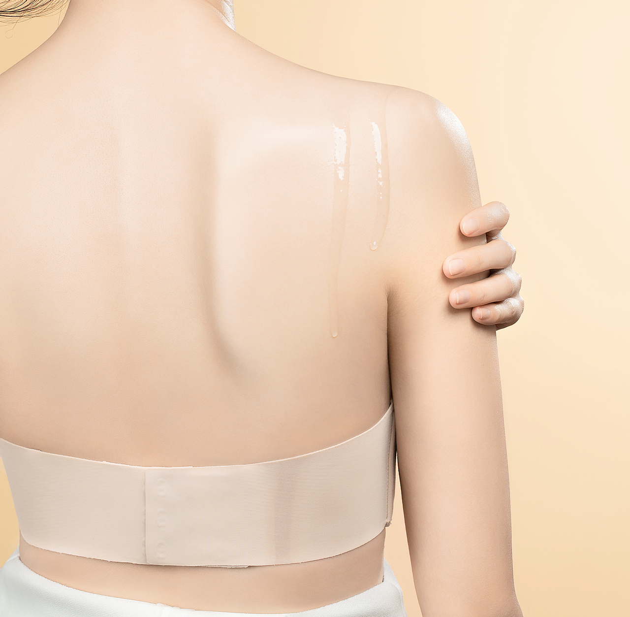 艾草生姜按摩精油模特